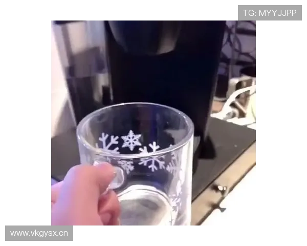 杨千霖早晨发图，那水杯都比我房租贵